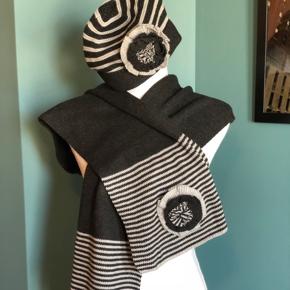 NEW EXPRESS Hat and Scarf Set